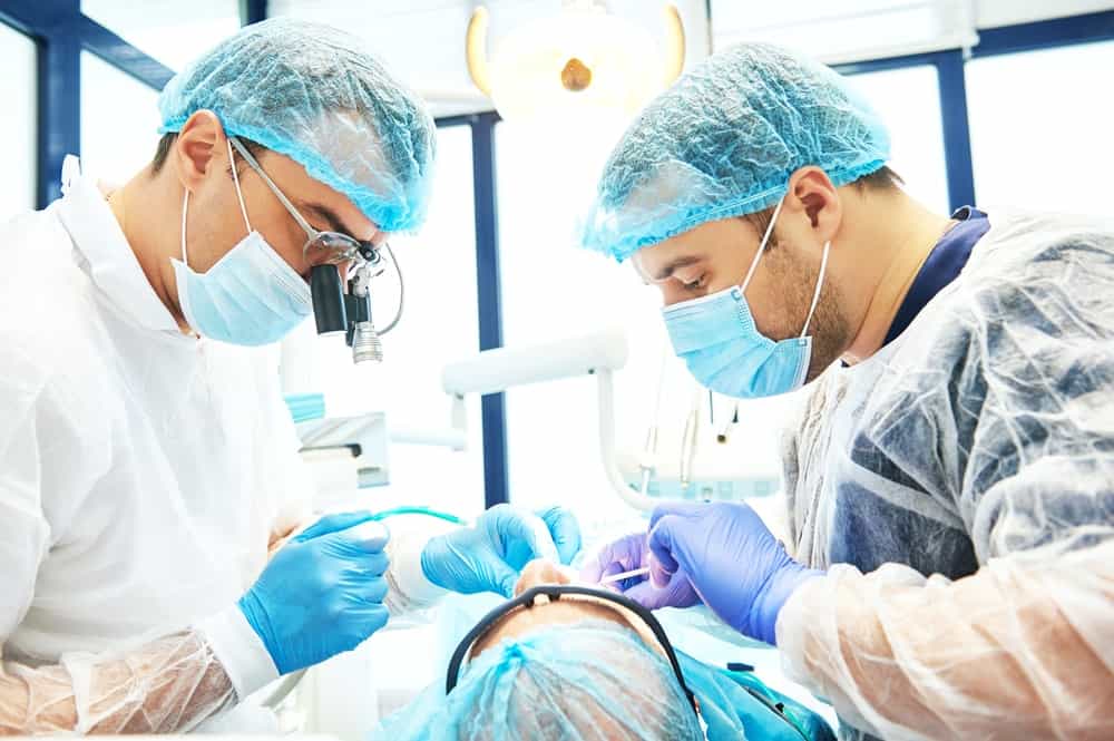 Schonende Implantation - festsitzender Zahnersatz auf Implantaten Bremen